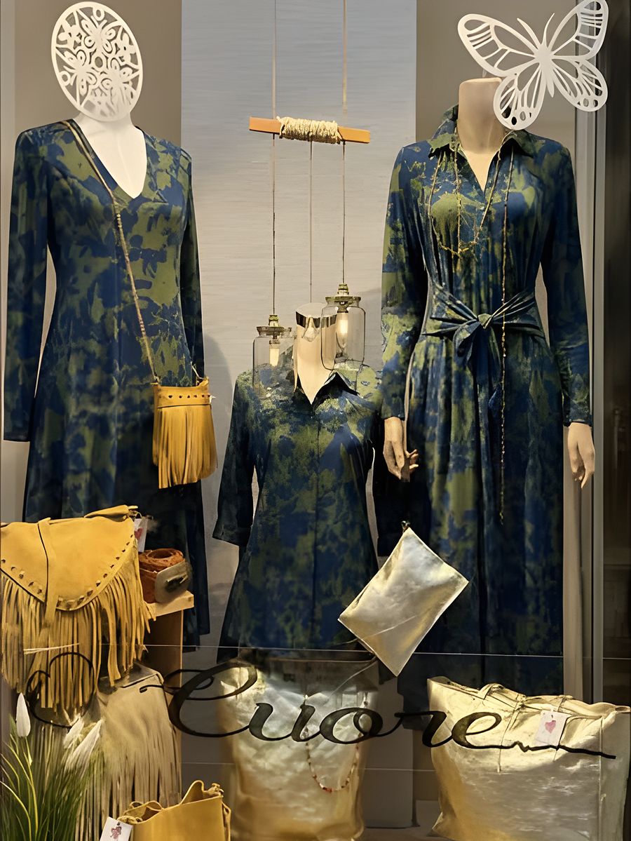 Escaparate de Cuore con vestidos camiseros estampados y bolsos de flecos mostaza
