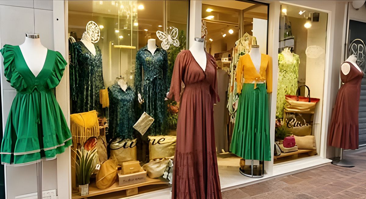 Fachada de la tienda Cuore en la calle San Antonio con vestidos de colores