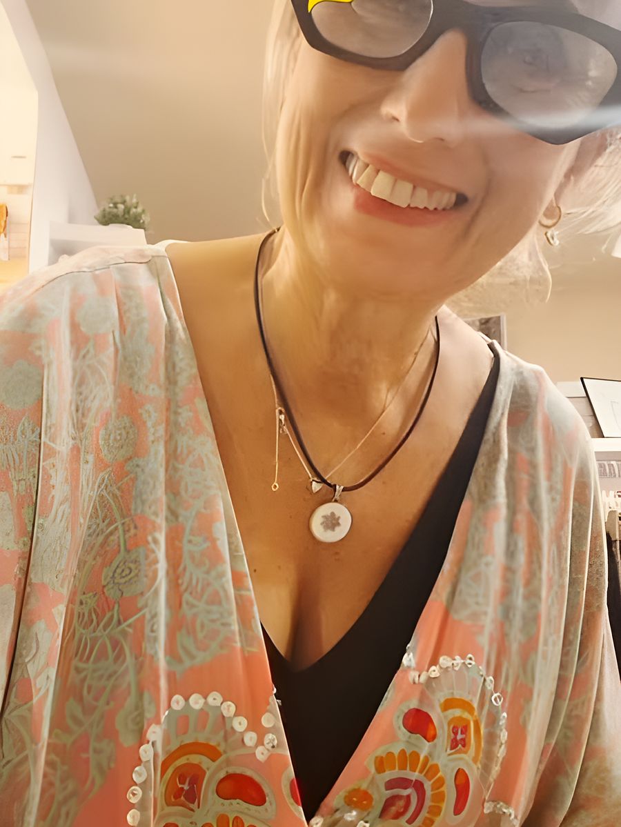 Luz, la dueña de Cuore, con gafas negras y una sonrisa, dentro de la tienda