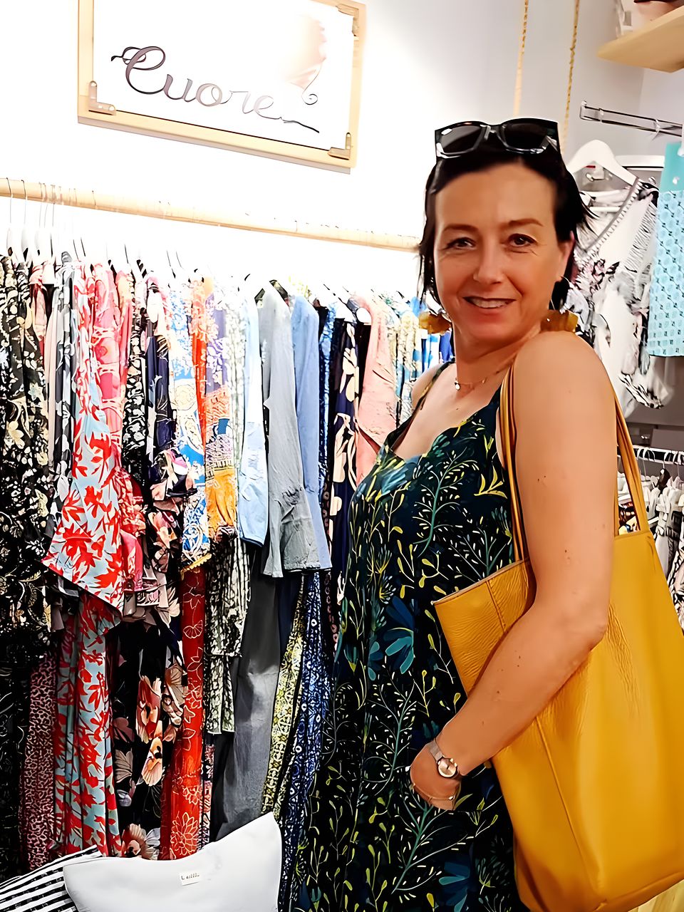 Vestido negro de flores, foto real de Cuore